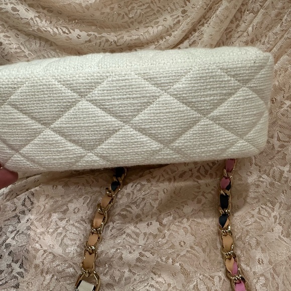 Kate Spade. NWT  White Quilted Shoulder Bag with Gold Accents - Picture 4 of 5